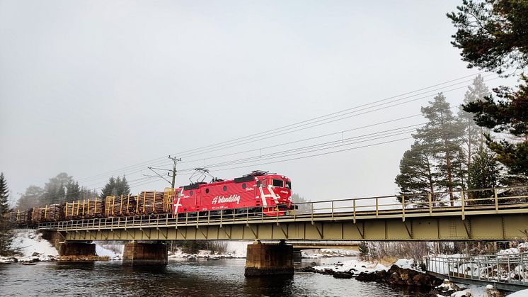 Inlandstågs RC4, även kallad Elektra transporterar massaved från Hissmofors till Iggesund. Elloket förväntas attrahera fler transportkunder.