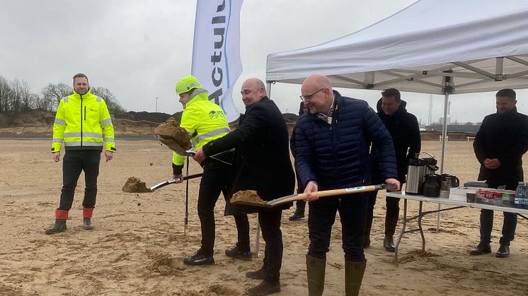 Det første spadestik til Actulux' nye bygning i Rebild Kommune blev taget af borgmester Jesper Greth (th), administrerende direktør, Actulux, Jens Buus (midt) og administrerende direktør, RTE, Richardt Thomsen.