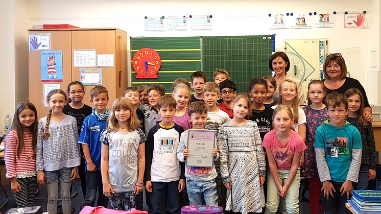 Stolz präsentiert die Klasse 2c der Erich-Zeigner-Schule ihre Urkunde, die sie für ihre Spendenaktion für das Kinderhospiz Bärenherz erhielt