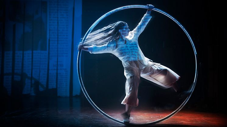 Satyagraha av Philip Glass på Folkoperan i samarbete med Cirkus Cirkör. Foto: Markus Gårder