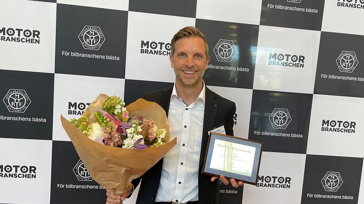 Jens Tittel är chef för Mercedes-Benz Lastbilar i Sverige. Här får märket för fjärde gången av fem möjliga ta emot priset för Årets Bästa Generalagent.