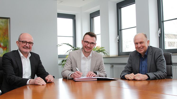 Wollen Neue Mobilität weiter voranbringen (v. l.): Andreas Speith, Vorsitzender, der neue Geschäftsführer Jonathan Behm und stellvertretender Vorsitzender Christoph Rüther, Landrat Paderborn.