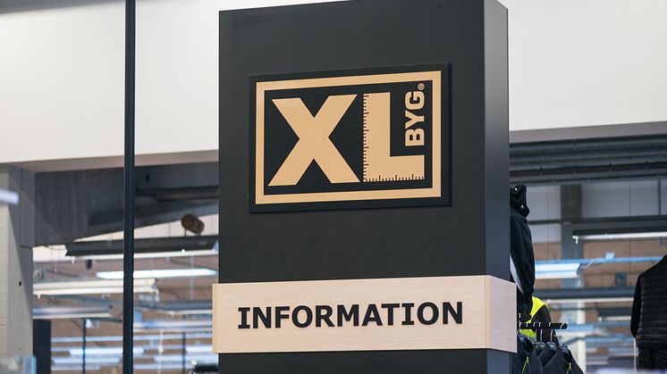 XL-BYG skilt i Information