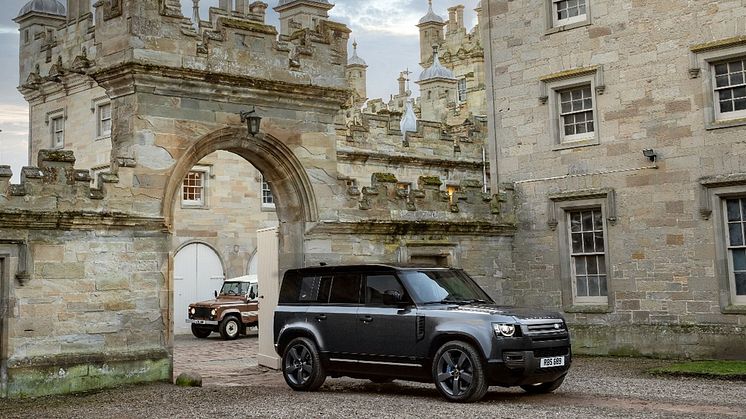 Defender V8 bygger på flere tiår med Land Rover V8-tradisjoner, og blir nå en del av Land Rovers utvalg av Plug-In hybrider og effektive Ingenium bensin- og dieselmotorer.