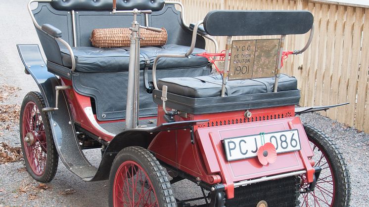 Tekniska museets De Dion Bouton Vis-à-vis från 1901 är på väg till brittiskt rally.