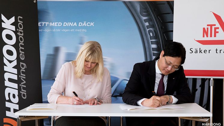 Mr Lee, MD Hankook Tire Sweden och Marie Nordén, Generalsekreterare NTF signerar partnerskapsavtal.