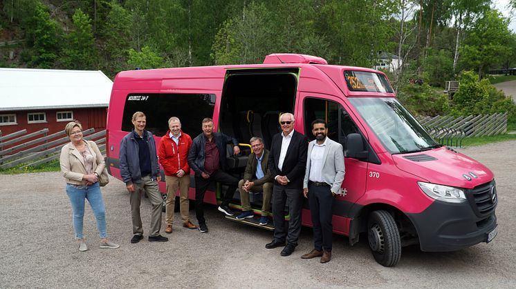 Representanter fra Oslo kommune, Bydel Østensjø og Ruter ble med byråd for helse, eldre og innbyggertjenester, Robert Steen (Ap), på tur til Rustadsaga. Foto: Ruter