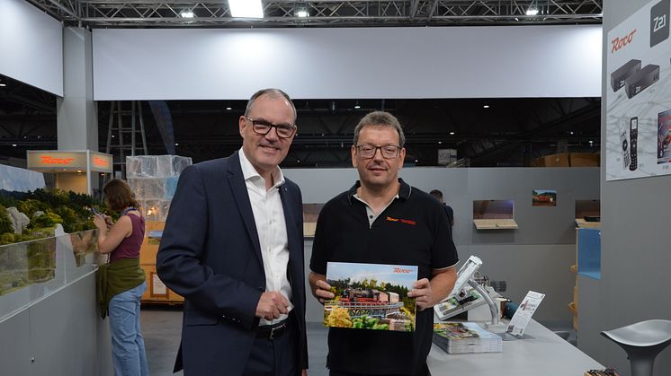 Martin Buhl-Wagner (Geschäftsführer Leipziger Messe GmbH) im Gespräch mit Modellbahn-Aussteller von Roco/Fleischmann - Foto: Anne Karolin Müller 