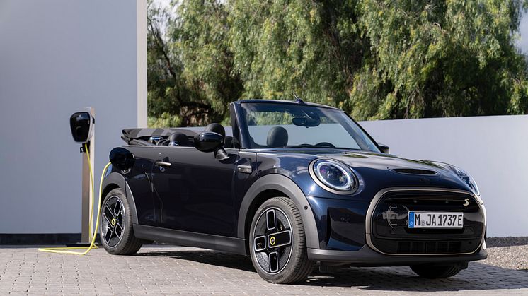 MINI Cooper SE Cabrio i farven Enigmatic Black