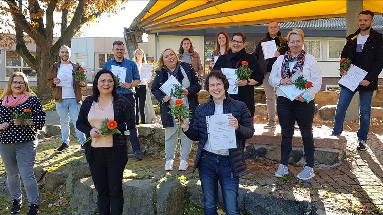 Absolventen der Altenpflege-Ausbildung der Hephata-Akademie für soziale Berufe. Alle Namen von links nach rechts finden Sie in der Bildbeschreibung am Ende des Haupttextes.