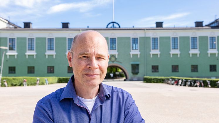Göran Nygren, forskare i etnologi vid Uppsala universitet, framför Vaksalaskolan i Uppsala. Foto: Mikael Wallerstedt.