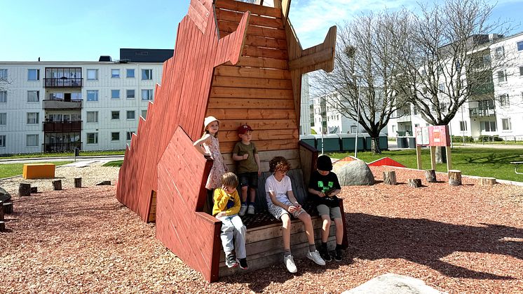 Genom en unik satsning kan barnen lyssna på sagor skrivna av Tina Mackic, författaren bakom de populära böckerna om Sommarskuggan - dygnet runt. 