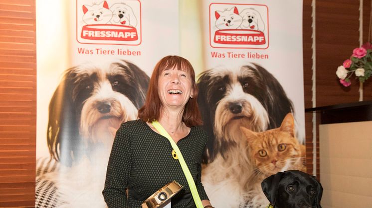 Die stolzen Gewinner des „Fressnapf hilft!“-Awards 2018: Susanne Breitwieser und Labrador Lilo