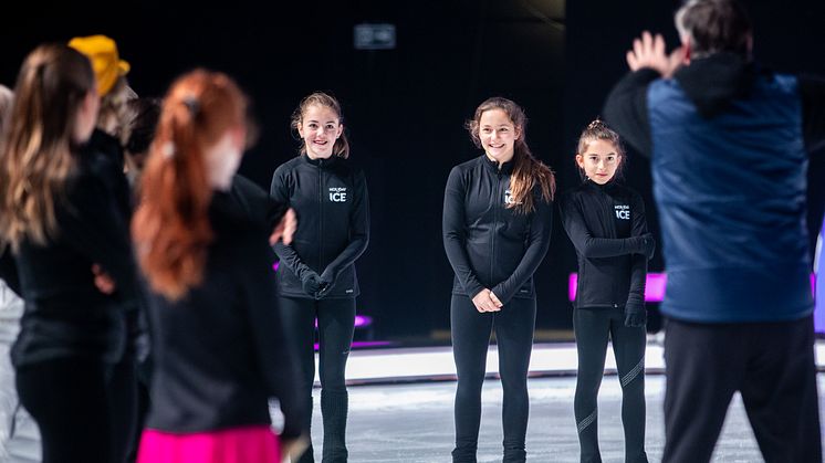 Die HOLIDAY ON ICE ACADEMY Nachwuchstalente mit Robin Cousins bei den Vorbereitungen auf Dancing on Ice