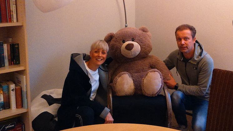 Sina und Mike Hübner bringen die 500 Euro, die sie anlässlich Mikes Geburtstags gesammelt haben, persönlich ins Kinderhospiz Bärenherz 
