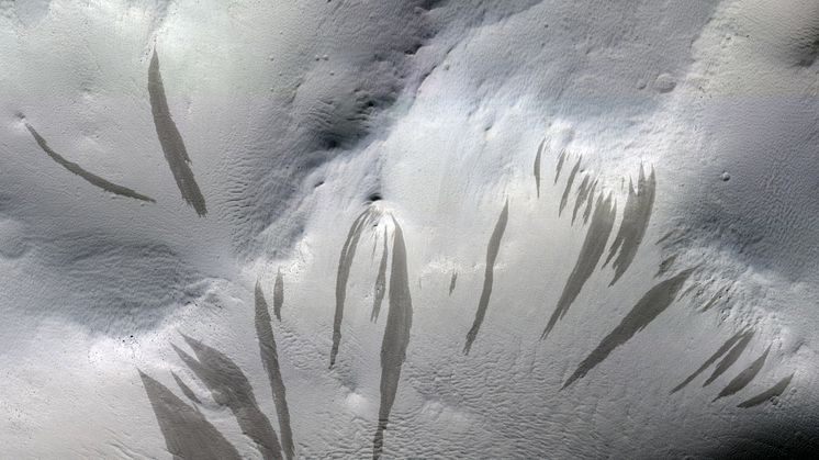 Strimmor- tecken på mer vattenaktivitet på Mars