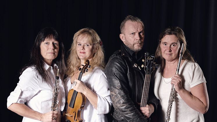 Sator Trio (representerad av Heikki Kiviaho tvåa från höger), tillsammans med Scenkonst Sörmlands musiker. Foto Micke Sandström. 