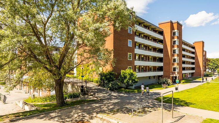 Framför detta hus på Bäckgårdsvägen i Vårby gård kommer Huge bygga ett kombohus. Foto: Ola Jacobsen