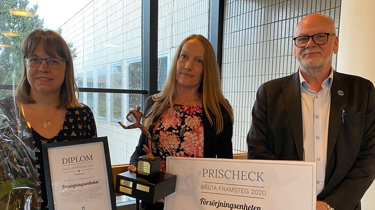 På torsdagen belönades Försörjningsenheten, socialförvaltningen med blommor, diplom och prispengar på 10 000 kronor för sitt förändringsarbete. Från vänster; Åsa Karlsson, socialsekreterare, Malin Gustafsson, enhetschef och Tommy Ahlquist.