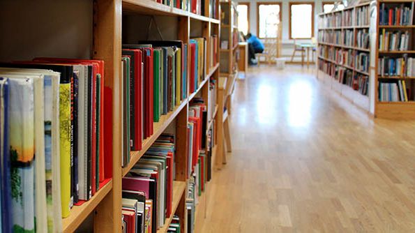 Piteå Stadsbibliotek stänger tillfälligt för att byta ut bokhyllorna. Under tiden hälsas besökarna välkomna till övriga bibliotek i kommunen. Foto: Martin Trygg