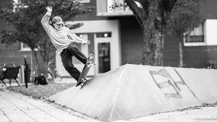 Skate Malmö Street 2020 pågår fram till 16 augusti. Skatare: ​Moa Zander. Fotograf: Nils Svensson