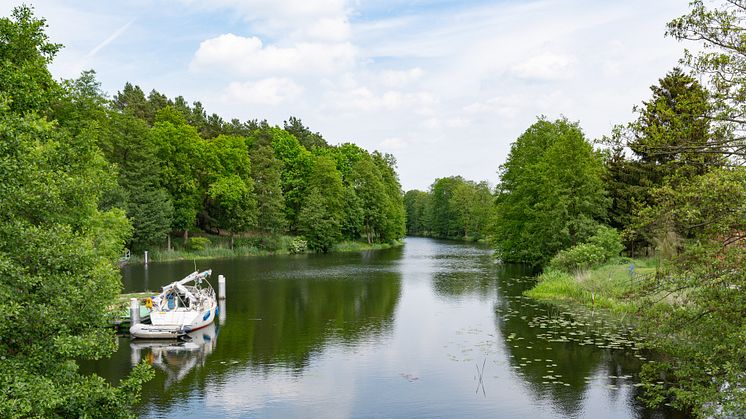 Der Finowkanal ist mit seiner Urwüchsigkeit ein ganz besonderes Ausflugsziel für Wassertouristen in der Brandenburgischen Seenplatte. Foto: TMB-Fotoarchiv/Steffen Lehmann. 