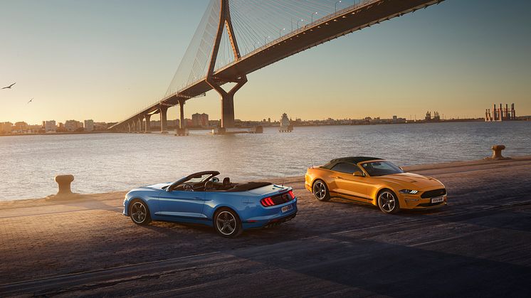 A Ford bemutatja az új Mustang California Special modellváltozatot; az eredeti, 1968-as kivitel hangulatát idéző autó egyedi dizájn-részleteket, többek közt ‘színváltó’ matricázást kínál