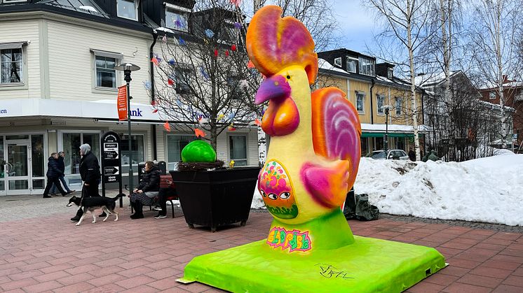  Piteåkonstnären Frax har designat och målat årets påsktupp. Foto: Piteå kommun