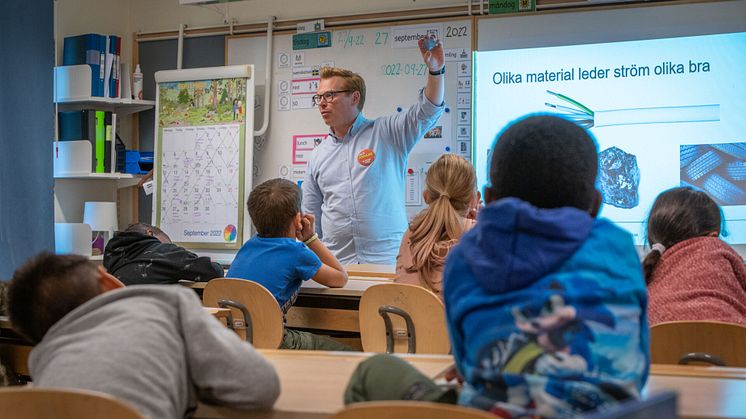 Under vetenskapsfestivalen ForskarFredag kan skolklasser låna forskare för en dag. Professor Henrik Pedersen var en av åtta LiU-forskare som deltog 2022.
