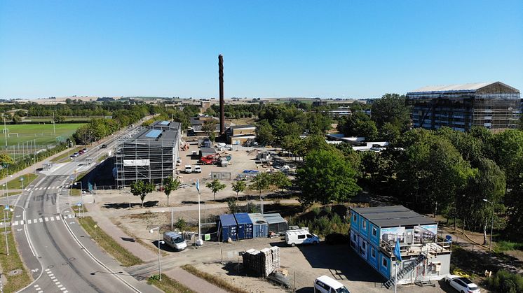 På byggarbetsplatsen till BoKlok Pilkvisten i Landskrona driver solcellerna på de kommande lägenhetshusen el till maskiner, byggbodar och liknande.