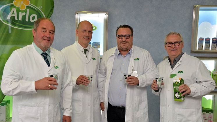 Manfred Graff (Arla Aufsichtsratsmitglied), Winfried Meier (Geschäftsführer Arla Deutschland), Andy Becht (Staatssekretär Ministerium für Wirtschaft, Verkehr, Landwirtschaft und Weinbau), Hartmut Schäfer (stellv. Standortleiter Arla Pronsfeld)