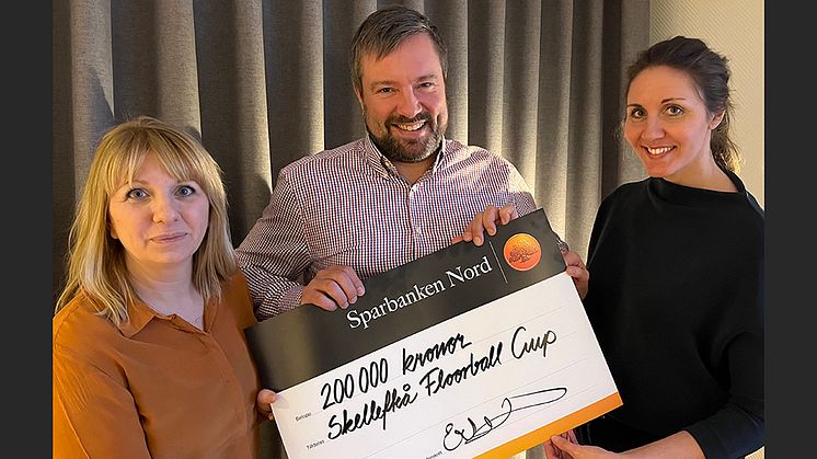 Nya samarbetspartners och visionen att skapa världens mest inkluderande - och roligaste - innebandycup. Jonas Fahlman tar tacksamt emot beviset på samarbetet av Erika Mattsson och Anna Boström från Sparbanken Nord.