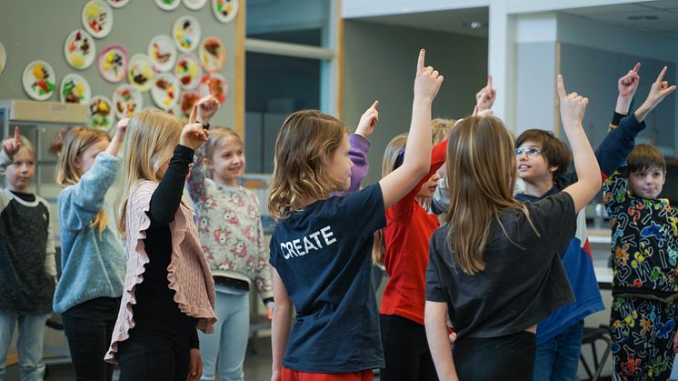 Elever i årskurs 2 på Väskolan deltar i workshopen Musik- och rytmikglädje