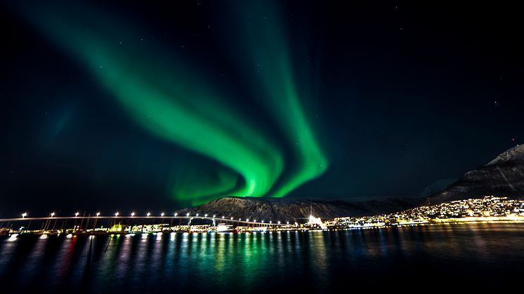 Vinterens prisvinner på strøm er Nord-Norge, her illustrert med nordlys over Tromsø. 