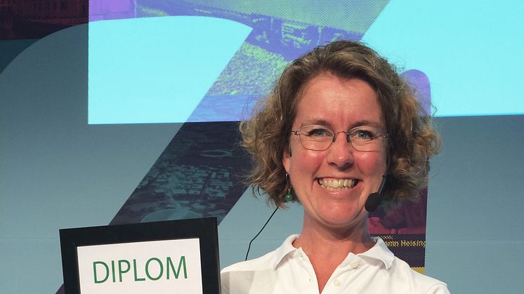 Sofia Öreberg, stadsutvecklingschef på Tyrens Malmö  tar emot priset i innovationstävlingen.