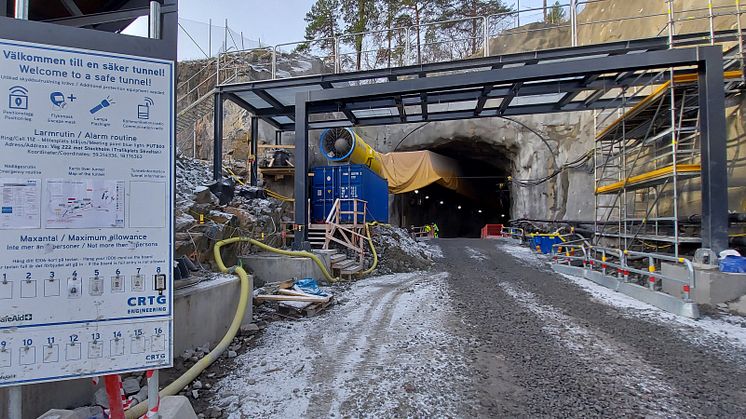  Arbetstunneln är konstruerad på ett ganska klassiskt sätt, efter sprängningar och förstärkning med bergbult utförs ett invändigt skal av sprutbetong. Foto: Region Stockholm 