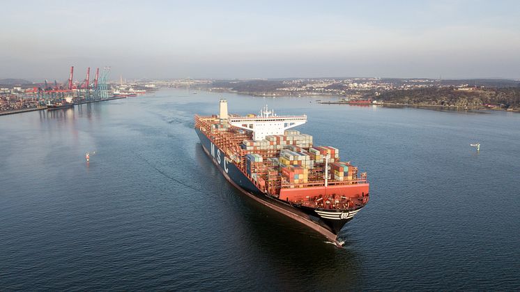 MSC Viviana är ett av de fartyg som utgör direkttrafiken mellan Göteborgs hamn och Asien. Farledens begränsningar gör att fartyget endast kan komma in i hamnen lastat till hälften. Bild: Göteborgs Hamn AB.