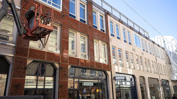 ​Nu blir det extra grönt och skönt i Kvarteret Victoria i centrala Göteborg med en levande grön vertikal park som är på väg att monteras på fasaden på Södra Larmgatan 13. Tree of Life kallas installationen.