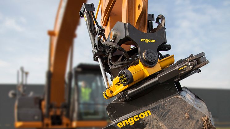 Verdensnyhed – Engcon tilter automatisk med Leica Geosystems