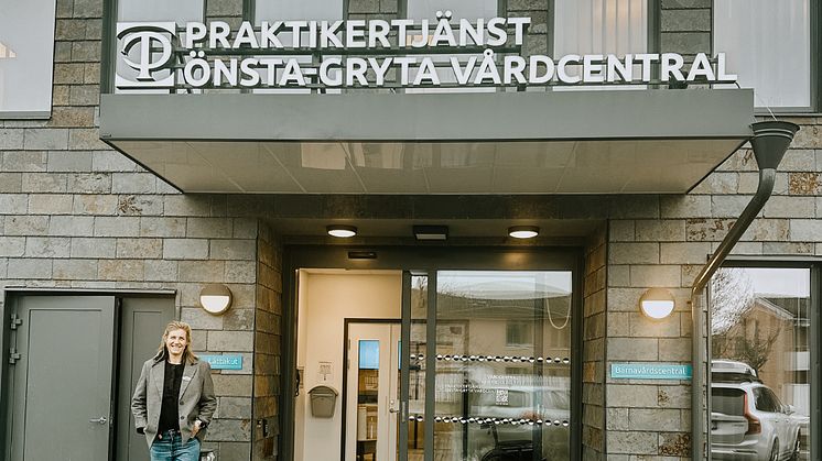 Verksamhetschefen Linn Axelsson Hågevall utanför vårdcentralens nya lokaler i Västerås.
