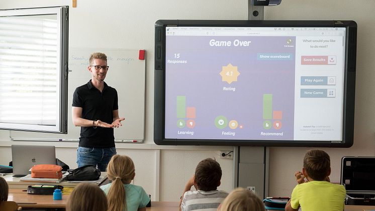 Lehrer vor einer Klasse mit Smart-Screen