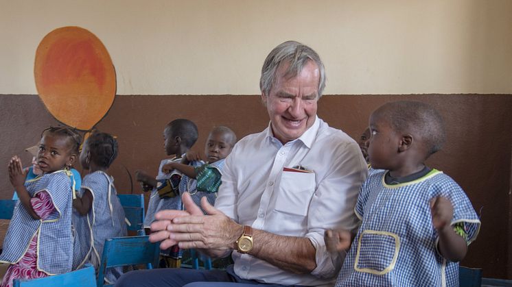 Norwegians koncernchef Bjørn Kjos med skolbarn i den Centralafrikanska republiken