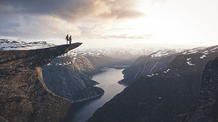 Trolltunga i solnedgang er ett av mange motiver som vekker følelser hos Fjord Norges følgere i sosiale medier.