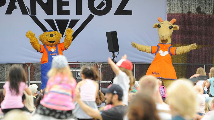 Lollo & Bernie har disco och kramkalas på fjolårets Familjedag på Göteborg Galopp 