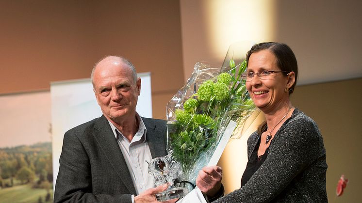 Rolf Löfgren får Artdatabankens naturvårdspris 2016 av Lena Sundin Rådström, chef för Artdatabanken, SLU.