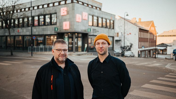 SAMARBEID: Daglig leder i NMF Nord-Norge, Geir Ulseth og programsjef i Bodø2024, Henrik Sand Dagfinrud, møttes for å diskutere samarbeidsavtalen. Foto: Fredrik Stenbro