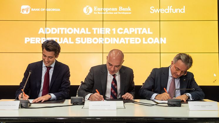  Swedfunds Senior Investment Manager Jakob Larsson på plats för signeringsceremonin i Tblisi, Georgien tillsammans med Archil Gachechiladze, Bank of Georgias VD och Francis Malige, EBRD:s VD, Financial Institutions.