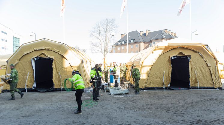 Montering av mobila sjukvårdsmoduler s utanför Helsingborgs lasarett. 