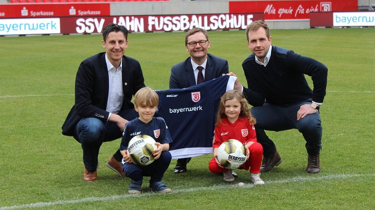 Eine Partnerschaft, von der fußballbegeisterte Kinder in ganz Ostbayern profitieren werden: Die Bayernwerk AG ist Hauptsponsor der Jahn Fußballschule.