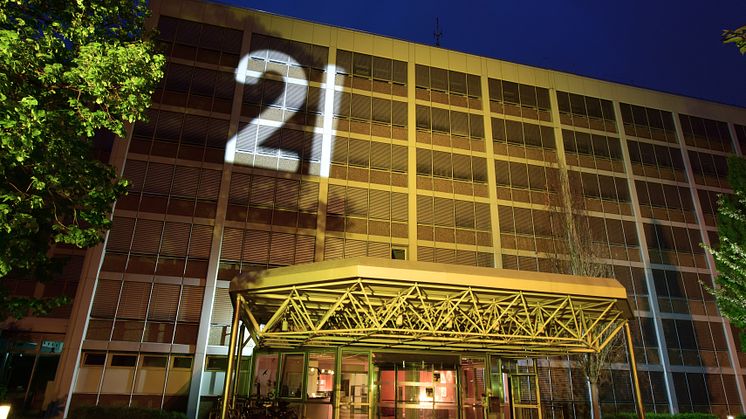 Gebäude der 21-Unternehmensfamilie in Dortmund erstrahlen zum Pokalfinale im BVB-Gelb (hier der Testlauf an der 21 Hauptverwaltung)z